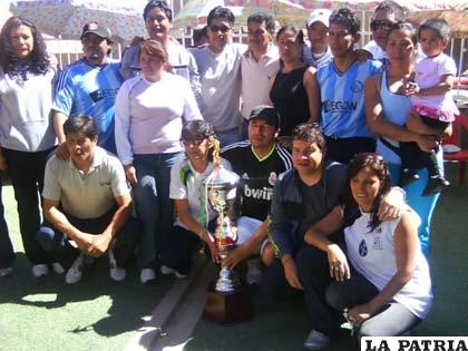 Delegación de Cochabamba con el trofeo de campeón