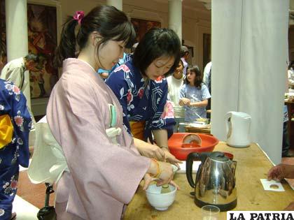 Voluntarias japonesas que mostraron el rito de la preparación del té en el encuentro cultural entre Bolivia y Japón
