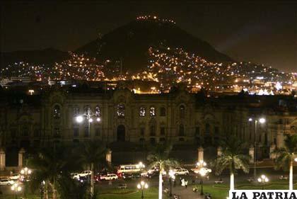 Vista general nocturna del Palacio de Gobierno en la Plaza de Armas de Lima