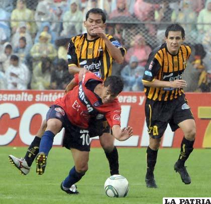 Gomes intenta escapar de la marca de Bejarano