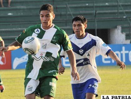 Alcides Peña y Ronald Puma disputan el balón