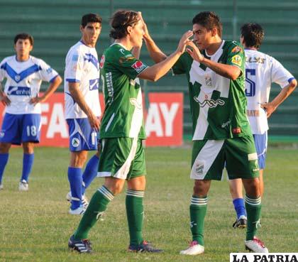 Galindo y Peña celebran el gol de Oriente