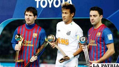 Neymar junto a Messi y Xavi