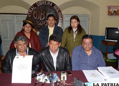 Pedro Montes (centro inferior) secretario Ejecutivo de la Central Obrera Boliviana (COB)