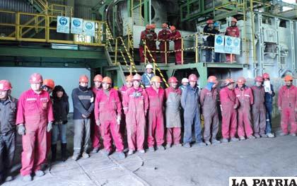 Trabajadores de la Empresa Metalúrgica de Vinto frente a la readecuada planta de antimonio que desde ayer procesa concentrados de estaño