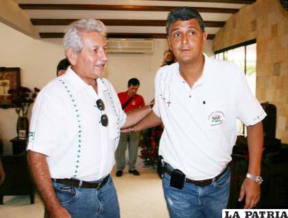 El suspendido Gobernador beniano Ernesto Súarez Sattori (derecha) junto a su colega de Santa Cruz, Rubén Costas, ayer, en Trinidad 