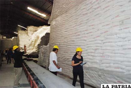 El Gobierno autorizó la venta de 650.000 quintales de azúcar