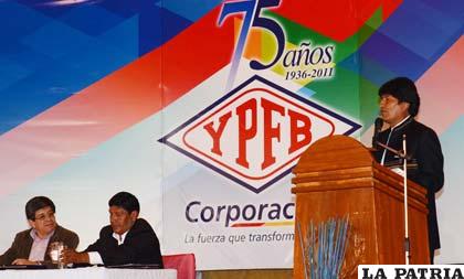 El presidente Morales puso de nuevo en la agenda la probabilidad de un alza en el precio de los carburantes 