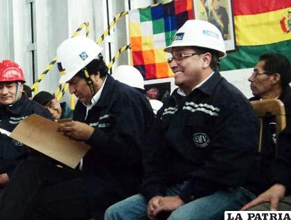 Ejecutivos de la EMV, junto al primer mandatario Evo Morales