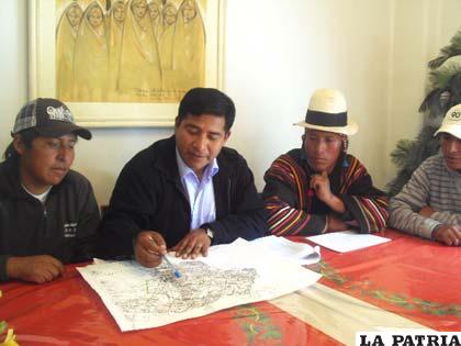 Autoridades de Challapata explicando los alcances de la Ley de Delimitación del municipio de Santiago de Huari