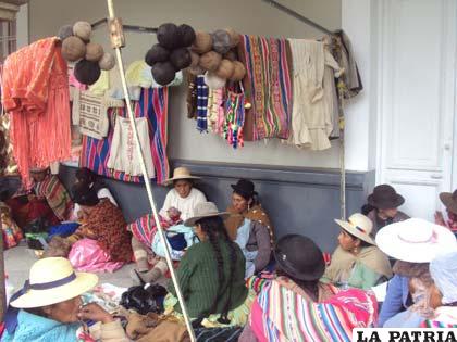 Exposición de productos artesanales elaborados en base de lana de camélidos y ovinos