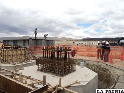 Los cimientos para el montaje del horno Ausmelt en Vinto fueron inspeccionados por el presidente Morales