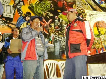 Nelson Guevara entrega el trofeo a Gustavo Delgado