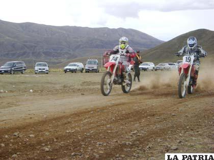 Una acción de la competencia de motociclismo que se desarrolló ayer en Huanuni