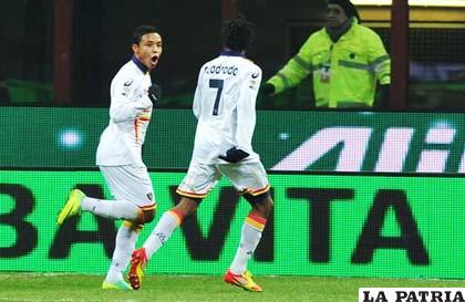 Muriel festeja con Cuadrado el gol que le anotó al Inter