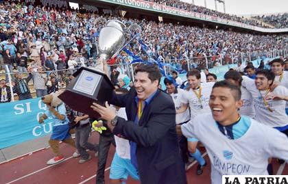 Marcelo Claure presidente de Baisa con el trofeo de campeón
