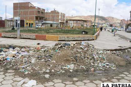 La basura en las calles tapona el sistema de alcantarillado