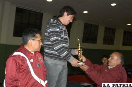Mena entrega el trofeo a los campeones de la Sub-18