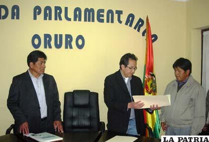 Acto de entrega de reconocimientos a unidades educativas fronterizas