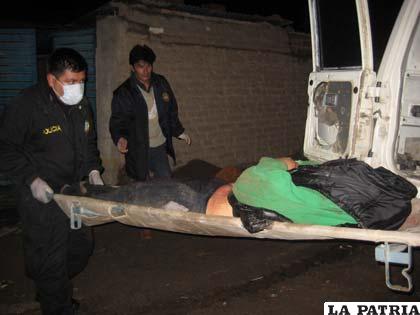 La víctima es trasladada a la morgue desde el hecho de sangre