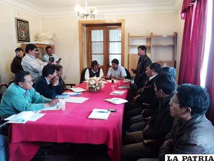 La reunión con alcaldes paceños fue en el Concejo Municipal de Oruro