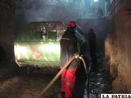 Bomberos apagaron las llamas del contenedor de basura