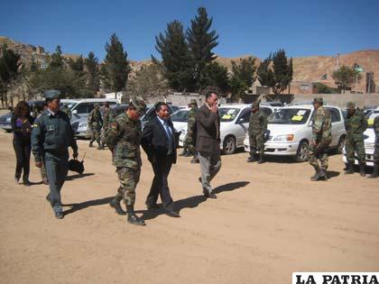 Las autoridades militares y del Ministerio Público tras la llegada de los vehículos incautados