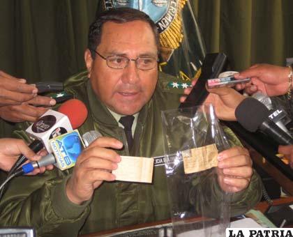 El director de la Felcc, Cnl. Héctor Ríos Montaño muestra los precintos que tenía el dinero