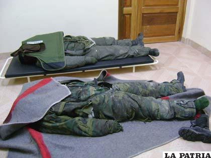 Cadáveres de los dos soldados fallecidos en el salar