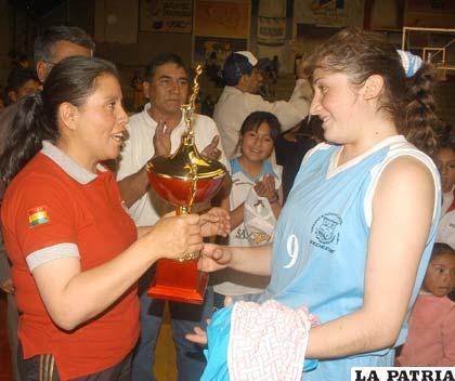 Fue reconocida como la mejor de Oruro ahora es sancionada