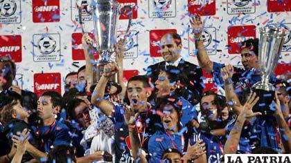 Celebración de los jugadores de la U de Chile que conquistan su tercer título este 2011