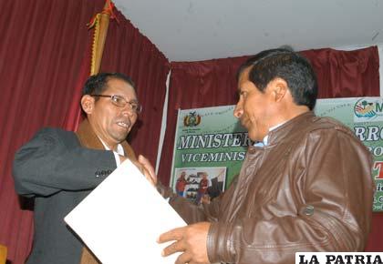Secretario General de la Gobernación, Florencio Choque, entrega personería jurídica al representante de una organización productiva de camélidos