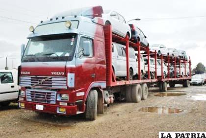 La ANB incauto cuatro vehículos que eran transportados en un camión cigueña