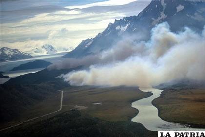 Vista del área afectada por un incendio forestal en el Parque Nacional Torres del Paine(Chile)