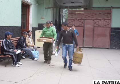 Investigadores de la Felcc transportan los objetos recuperados