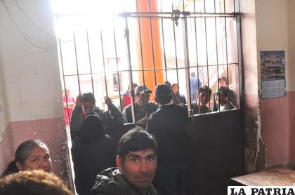 Privados de libertad protestaron por el traslado del interno de Cochabamba