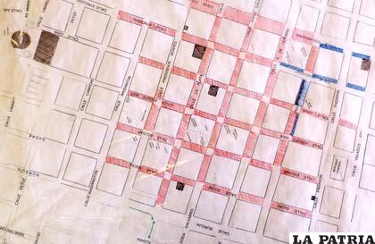 La zona pintada de rojo es la prohibida para estacionar