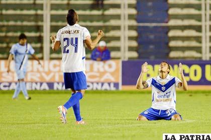 Paul Burton y Roly Sejas, agradecen el triunfo que lograron ante Bolívar (foto: APG)