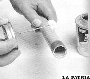 PASO 5
Aplicar la soldadura al tubo y a la “T” con la esponja