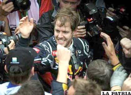 Vettel celebra junto a su equipo la decisión de la FIA