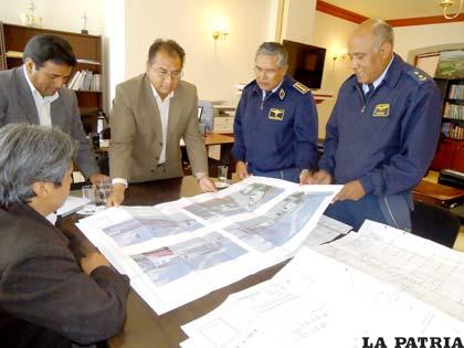 Militares de la Fuerza Aérea y autoridades departamentales planifican el trabajo de obras civiles 