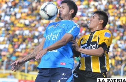 Oscar Díaz de Blooming disputa el balón con Luis Méndez de The Strongest, ambos exjugadores de San José (foto: APG)