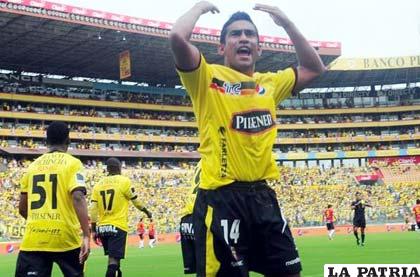 Ringo Amaya, delantero del Barcelona ecuatoriano celebra el título