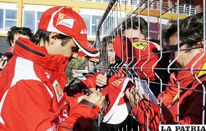 El brasileño Felipe Massa otorga algunos autógrafos a sus 
seguidores