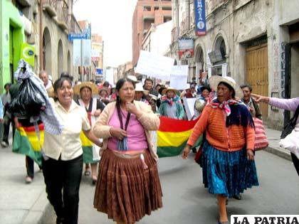 Obligaron a marchar a concejal María Ignacio (centro)