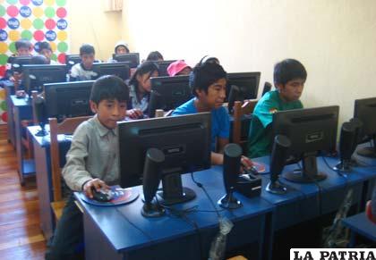 Los niños en su gabinete de computación 