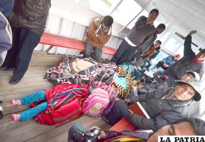 Rescate de cadáveres y sobrevivientes del naufragio en el lago Titicaca que nuevamente enlutó a familias bolivianas (APG)