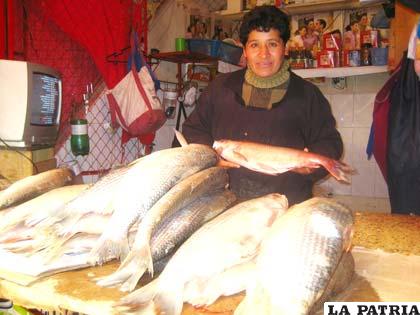 La dirigente Góngora muestra uno de los ejemplares que serán expuestos en la feria