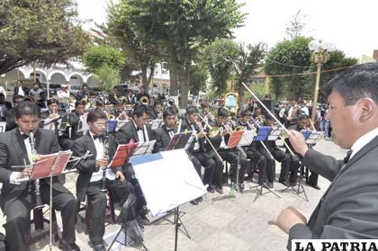 Estudiantes de EBIM ofrecieron concierto en la Plaza 10 de Febrero