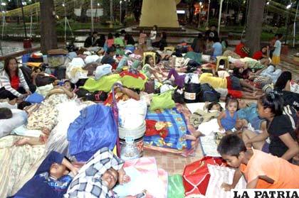 Cientos de personas que perdieron sus viviendas a causa del tifón